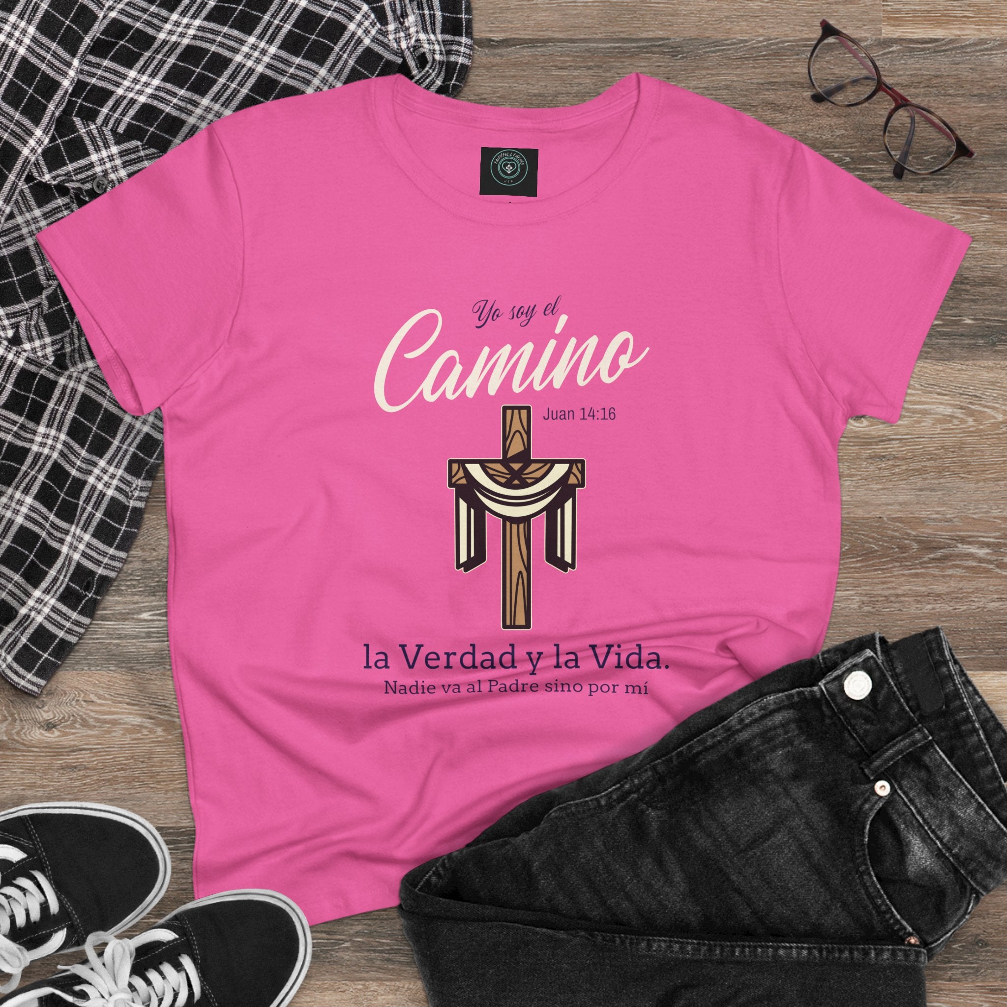 Women's Tee - "Yo soy el Camino, La Verdad y la Vida", Verso  biblico Juan 14:16 - Faithfully Hecho