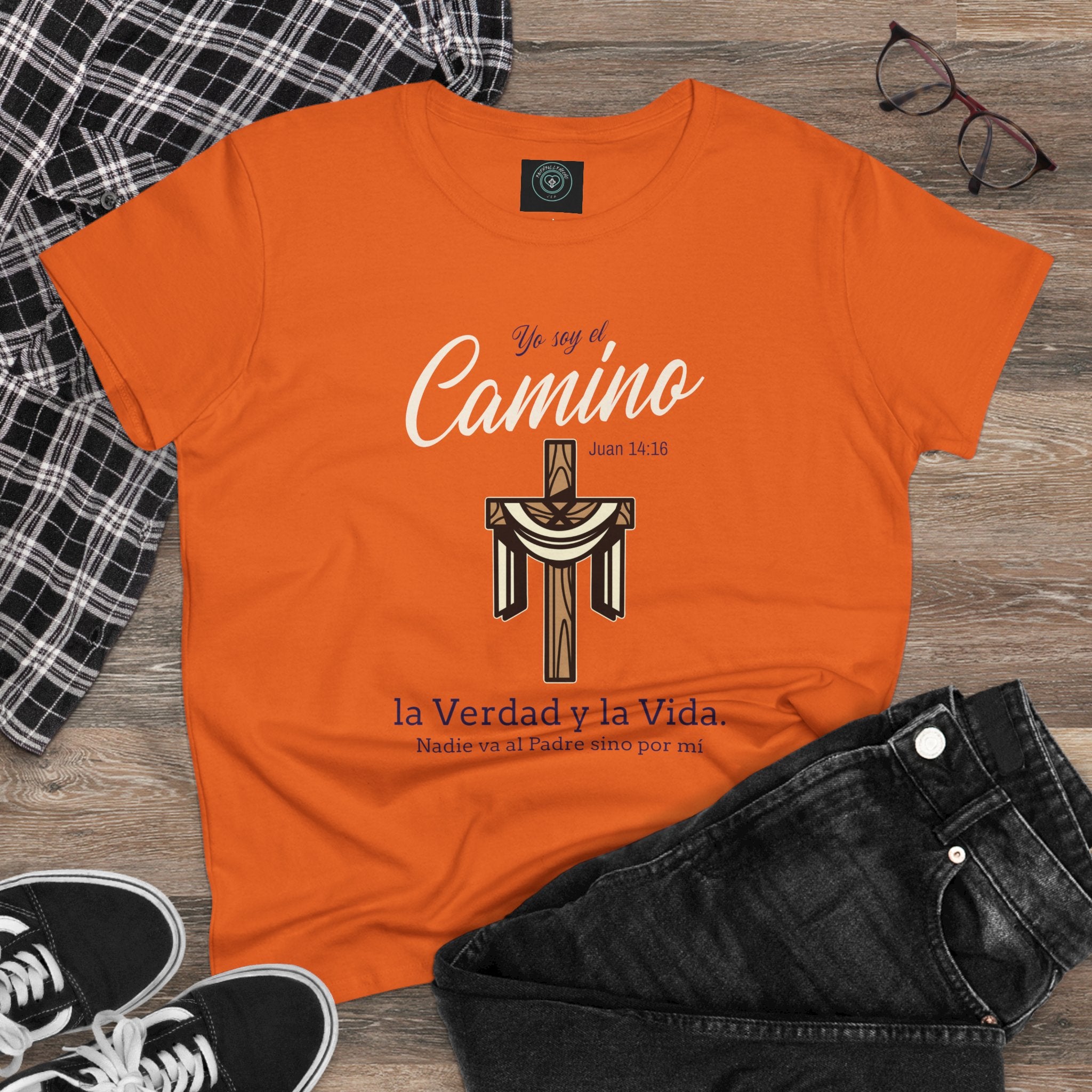 Women's Tee - "Yo soy el Camino, La Verdad y la Vida", Verso  biblico Juan 14:16 - Faithfully Hecho